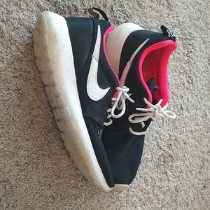 Nike shoes - girls size 5 but fits women's size 7